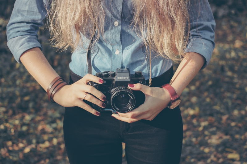 photographe-FIGANIERES-min_hand-person-girl-woman-camera-photography-614-pxhere.com